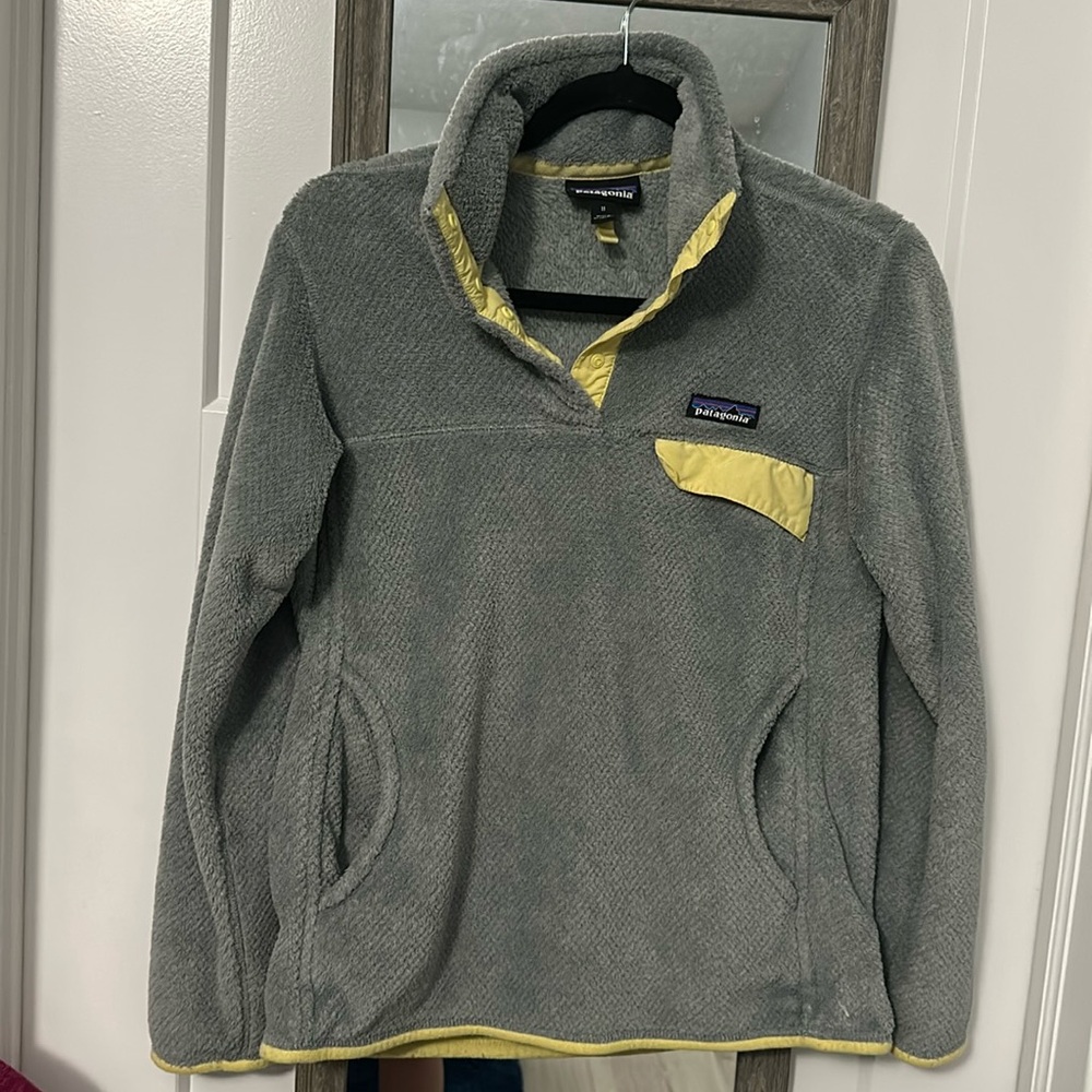 Patagonia cute gray with yellow trim pullover sweatshirt size medium!